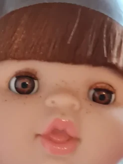 Gordi-Puppe Raphaëlle von Minikane mit braunen Schlafaugen.