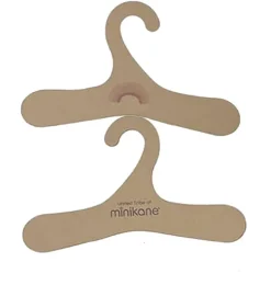 Minikane-Kleiderbügel aus Pappe mit Minikane-Logo