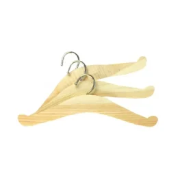 Set mit 3 Kleiderbügeln aus Holz für Puppen